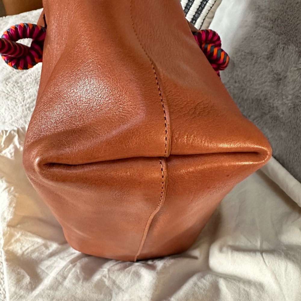 Mecha Mendez - Camel/British Luggage Brown Bucket Shoulder bag - Picture 6 of 12